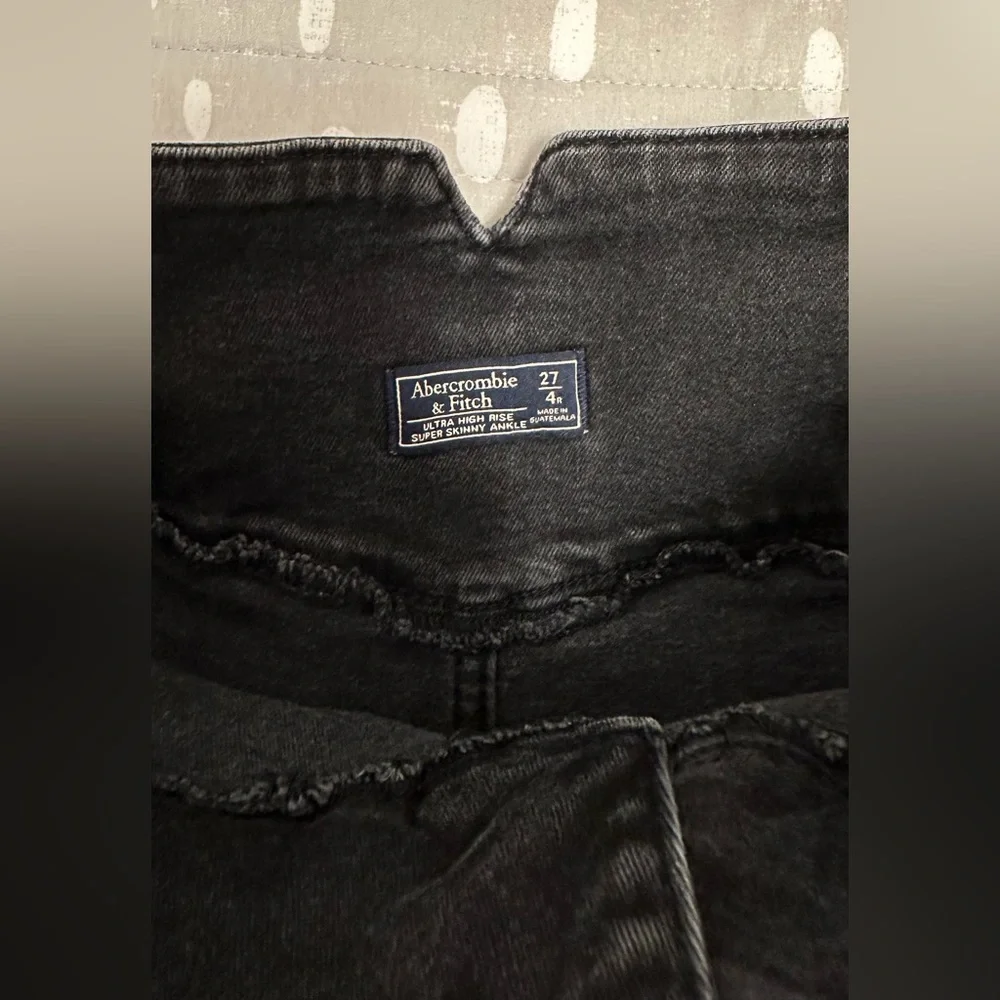 Abercrombie & Fitch ULTRA HIGH RISE SUPER SKINNY ANKLE DENIM - Picture 5 of 5